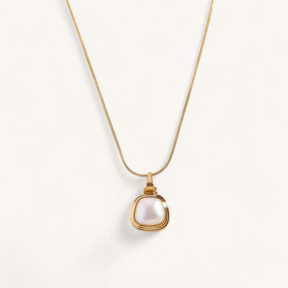 The pearl pendant necklace