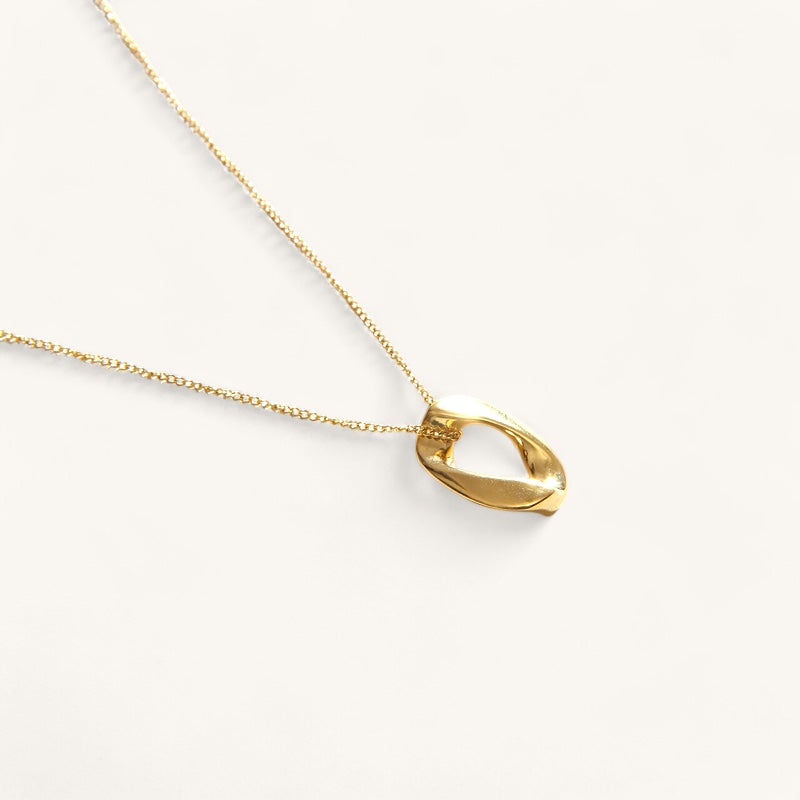 The oval pendant necklace