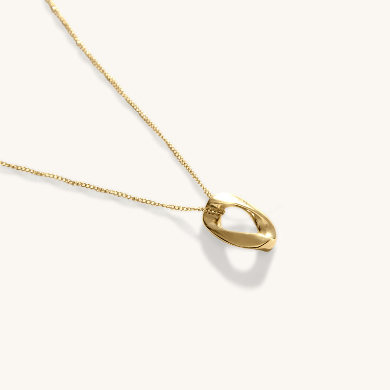 The oval pendant necklace