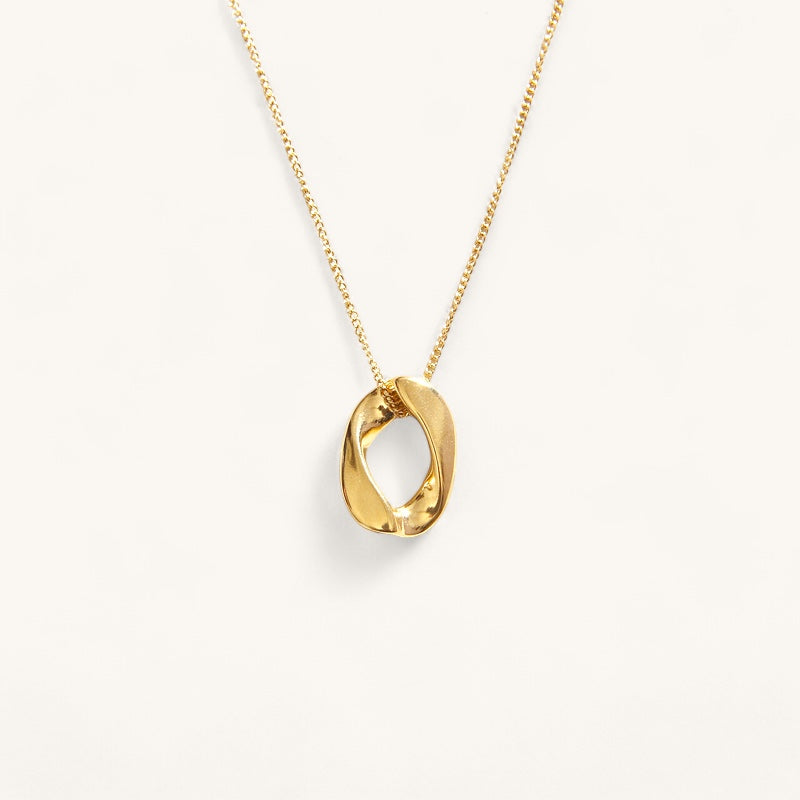 The oval pendant necklace