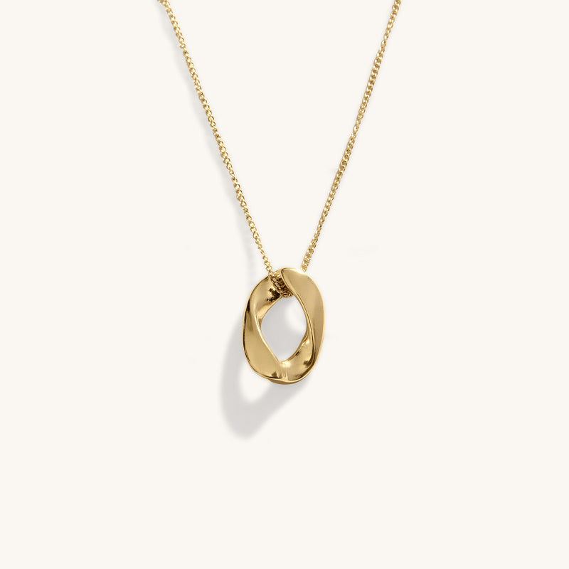 The oval pendant necklace