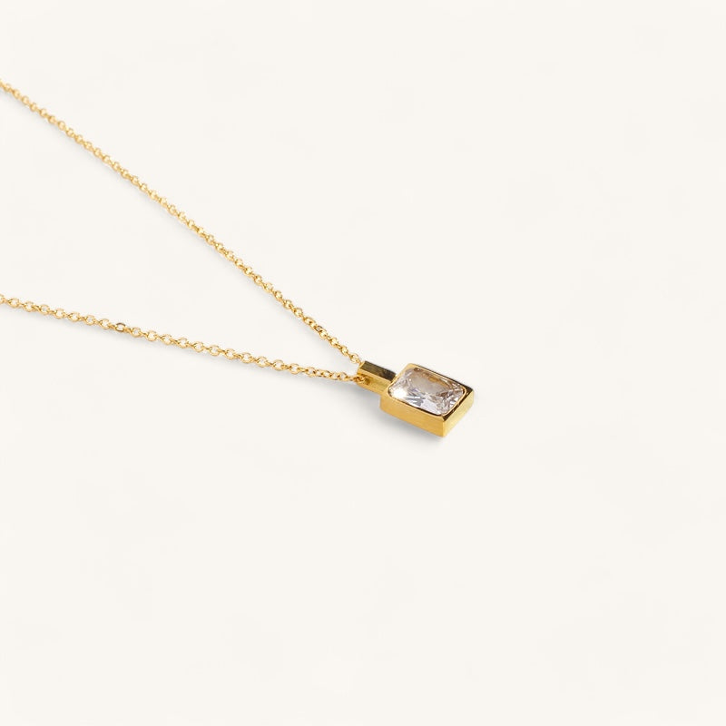 The diamond pendant necklace