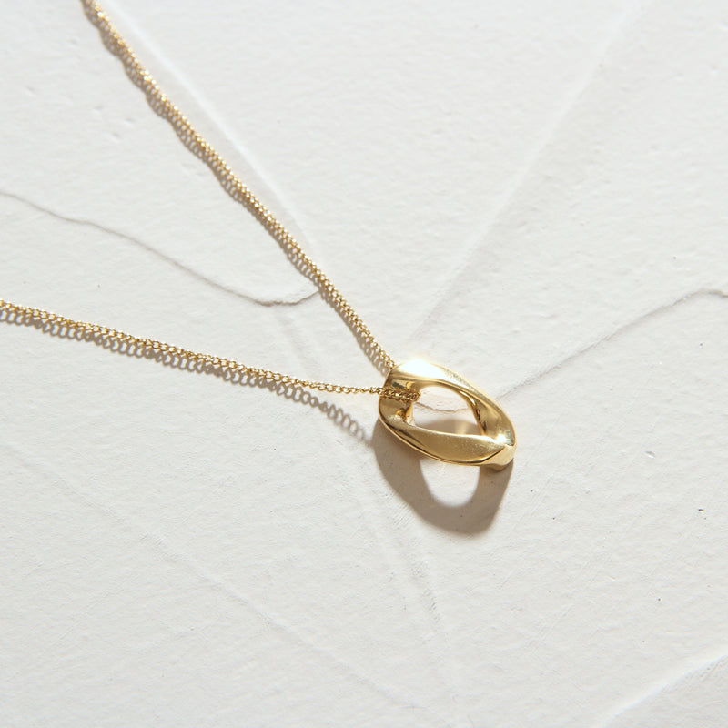 THE OVAL PENDANT NECKLACE