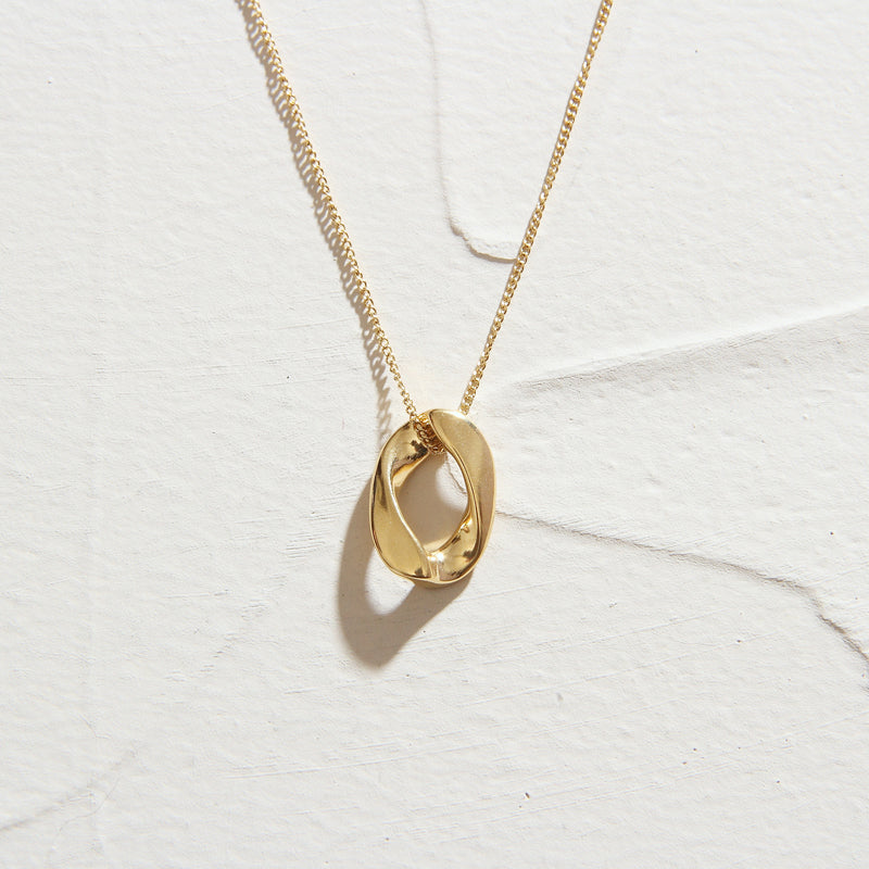 THE OVAL PENDANT NECKLACE